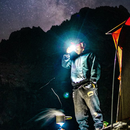 Lampe frontale vs. téléphone portable : nous savons qui est le gagnant