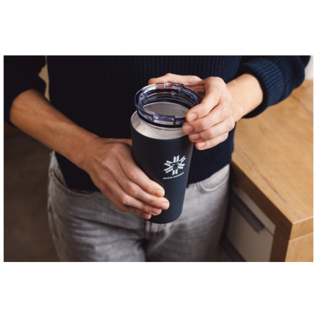 Mug isotherme Snow Monkey Enjoyer 473 ml